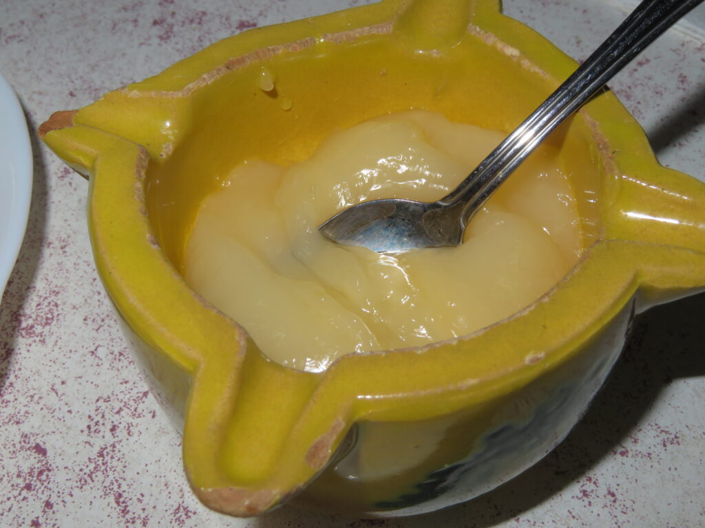 Alioli con AOVE servido en cuenco