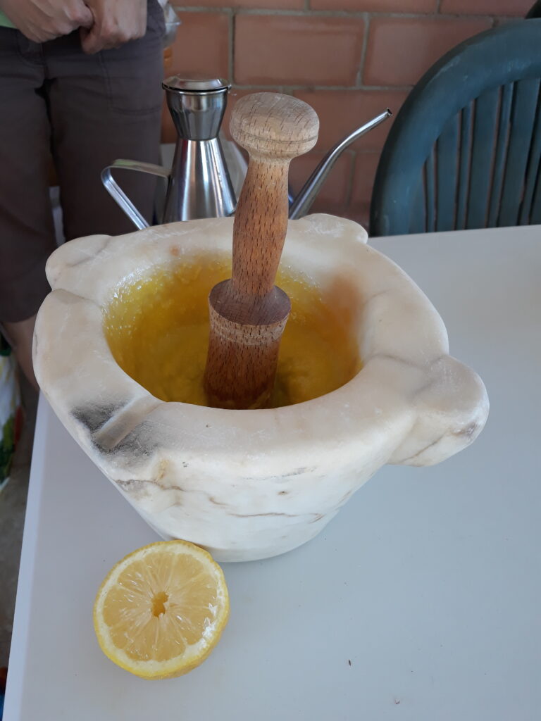 Alioli tradicional hecho a mortero