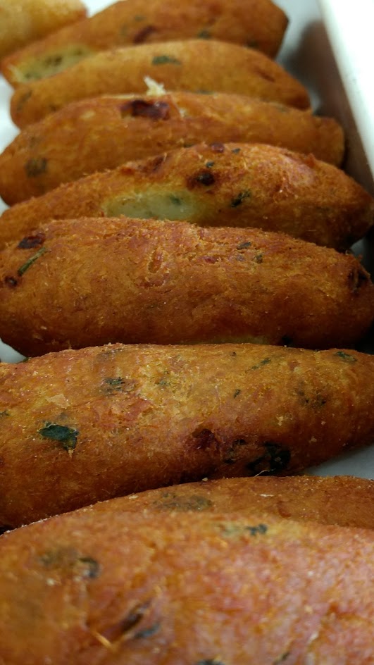 Bunuelos de bacalao servidos
