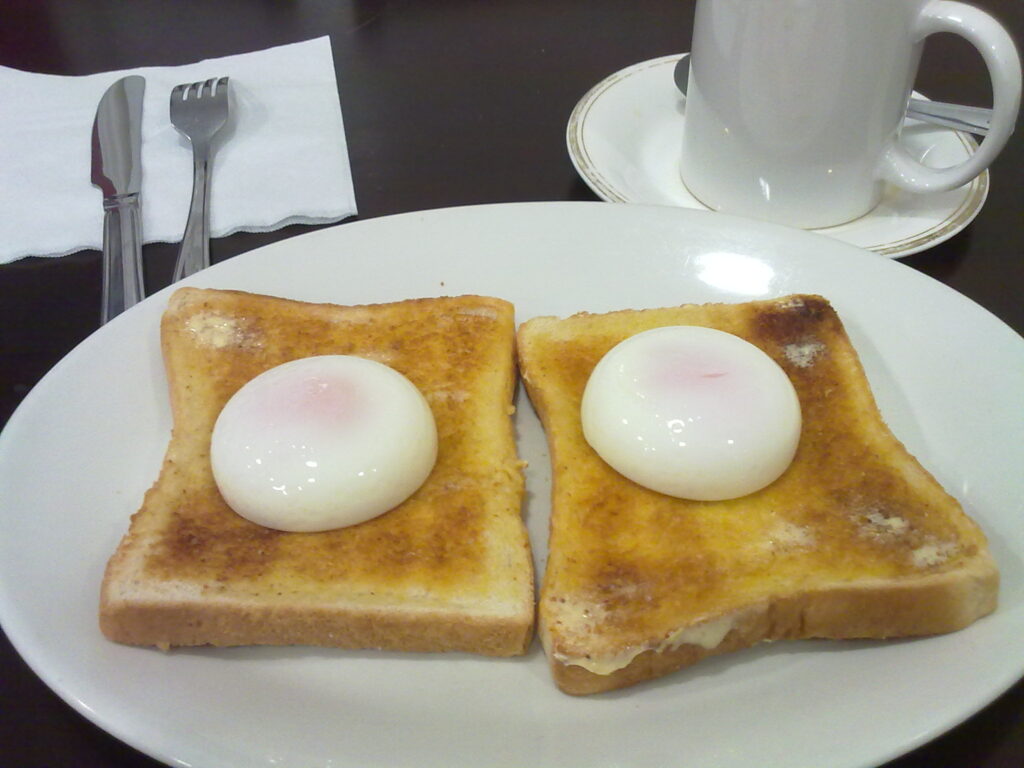 Huevos confitados con aceite de oliva virgen extra servidos sobre tostada