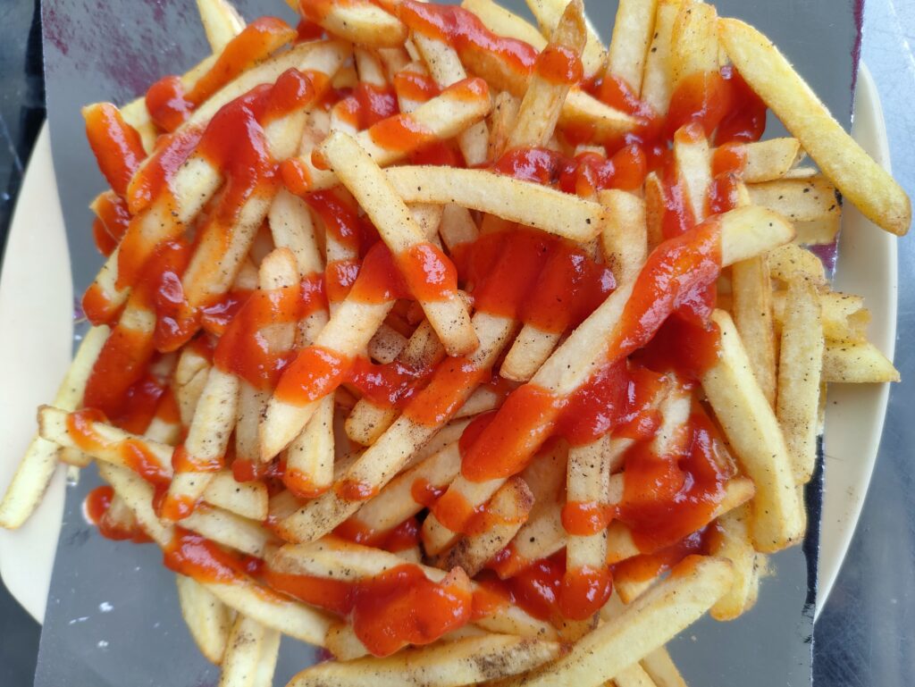 Patatas fritas crujientes en plato