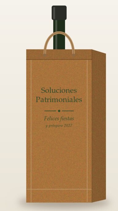 Bolsa de papel kraft con botella de aceite y el texto Soluciones Patrimoniales, Felices fiestas